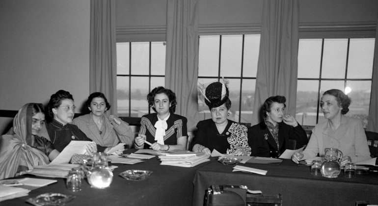 न्यूयॉर्क के हण्टर कॉलेज में महिलाओं के दर्जे पर उप-आयोग की एक बैठक. 8 मई, 1946.