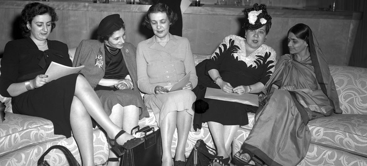 महिलाओं की स्थिति पर संयुक्त राष्ट्र के उप आयोग के सदस्य, न्यूयॉर्क के हण्टर कॉलेज में, 14 मई 1946 को एक प्रेस वार्ता करते हुए. इनमें सबसे दाईं तरफ़ डॉक्टर हंसा मेहता नज़र आ रही हैं.
