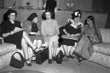 Angela Jurdak (Liban), Fryderyka Kalinowski (Pologne), Bodgil Begtrup (Danemark), Minerva Bernardino (République dominicaine) et Hansa Mehta (Inde), déléguées à la Sous-Commission de la condition de la femme, New York, mai 1946.