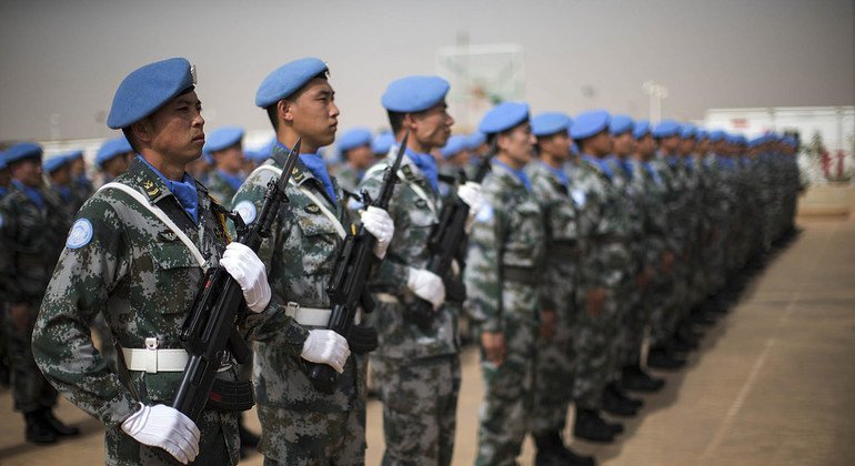 Cascos azules chinos en una entrega de medallas en Mali.