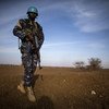 جندي من توغو في بعثة الأمم المتحدة لتحقيق الاستقرار في مالي يقوم بدورية على الأقدام.