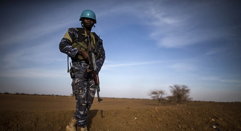 Un Casque bleu togolais effectuant une patrouille à pied quotidienne au Mali.