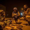 La police des Nations Unies patrouille à Tombouctou, dans le nord du Mali, en 2017, pour protéger la population de la ville contre les menaces terroristes et le crime organisé.