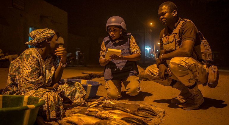 Cerca de 15 mil militares, policiais e funcionários civis trabalham na missão. A polícia da ONU, conhecida como Unpol (foto) faz uma patrulha em Timbuktu, no norte do Mali, oferecendo às pessoas da cidade proteção contra ameaças terroroistas e crime organ