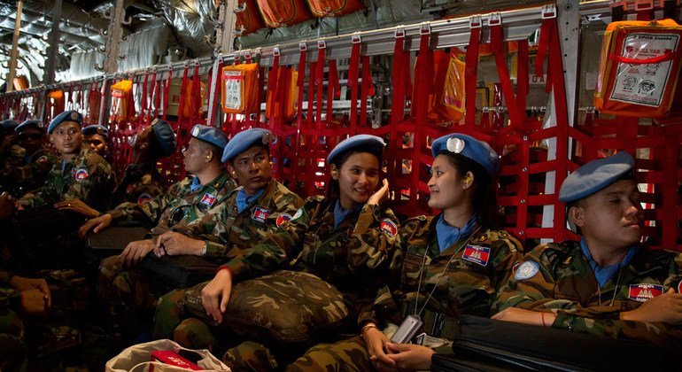 2014年，在接受联合国地雷行动处的培训之后，来自柬埔寨的马里稳定团排除爆炸装置连队离开巴马科机场，被部署到马里北部地区的加奥。