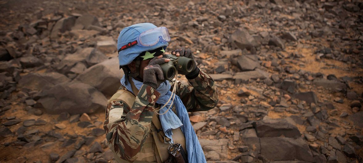 Ser soldado de paz no Mali é uma tarefa perigosa e a missão está sob ameaça constante dos terroristas. Aproximadamente 170 soldados de paz morreram nos últimos cinco anos. O contingente da Guiné marca suas posições no terreno em Kidal, para evitar que os os terroristas bombardeiem um acampameno da Minusma. 