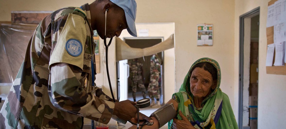 Médicos da ONU do Níger fornecem consultas médicas gratuitas à população em uma clínica em Gao. 