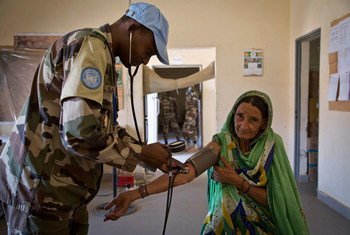 Los médicos de Níger pasan consulta a los residentes en su clínica de Gao, Mali.