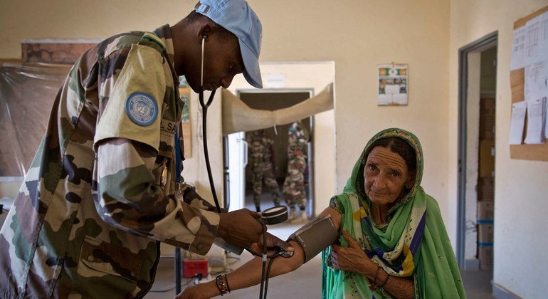 Des infirmiers du contingent nigérien de la Mission intégrée multidimensionnelle des Nations Unies au Mali (MINUSMA) donnent des consultations médicales quotidiennes gratuites à la population dans leur clinique de Gao dans le nord du Mali en 2014