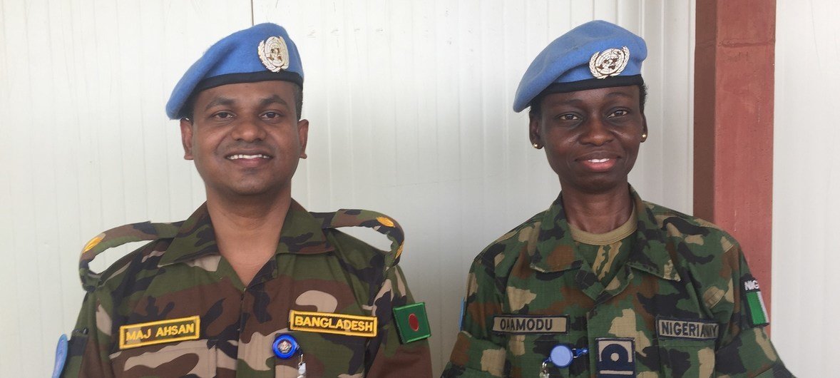 联合国马里稳定团女性指挥官阿茉杜（右一）和少校阿山·汗在联合国维持和平人员国际日接受了联合国秘书长古特雷斯授予的勋章。