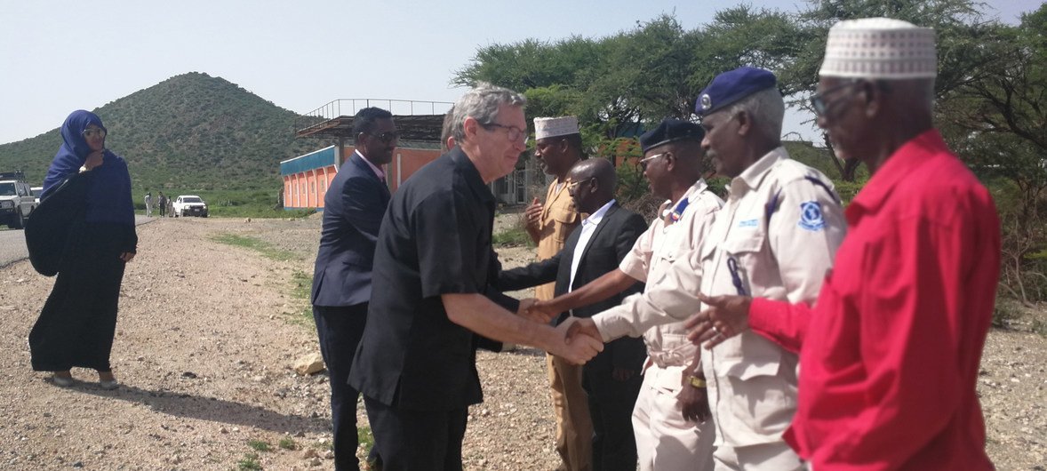 On a visit to Borama town, 180 kilometres southwest of Somaliland’s capital, Hargeisa, the UN Humanitarian Coordinator for Somalia, Peter de Clercq, is greeted by local officials who later shared with him information about the impact that Cyclone Sagar ha