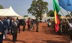À Bamako, au Mali, le Secrétaire général de l’ONU, António Guterres assiste à une cérémonie rendant hommage à tous les Casques bleus décédés au service de la paix lors de la Journée internationale des Casques bleus des Nations Unies.