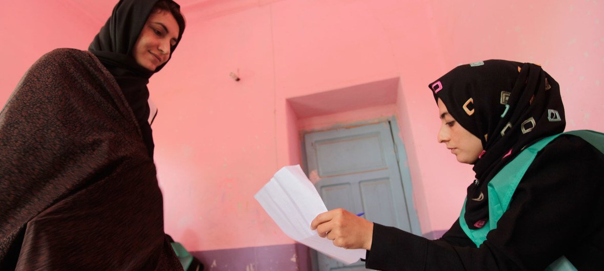 Des femmes afghanes s'inscrivent sur les listes électorales à l'école secondaire Sultan, dans la province d'Herat, en Afghanistan