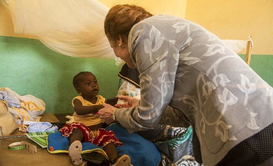 Mkurugenzi Mtendaji wa shirika la kuhudumia watoto la Umoja wa Mataifa UNICEF, Henrietta Fore akiwa ziarani Mali 