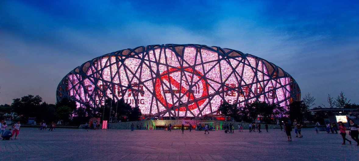 Здание Национального стадиона Китая в Пекине осветили световым шоу с большой надписью "Пекин без табака"