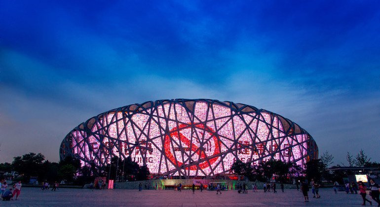 中国北京国家体育场“鸟巢”亮灯，宣传“无烟北京”。