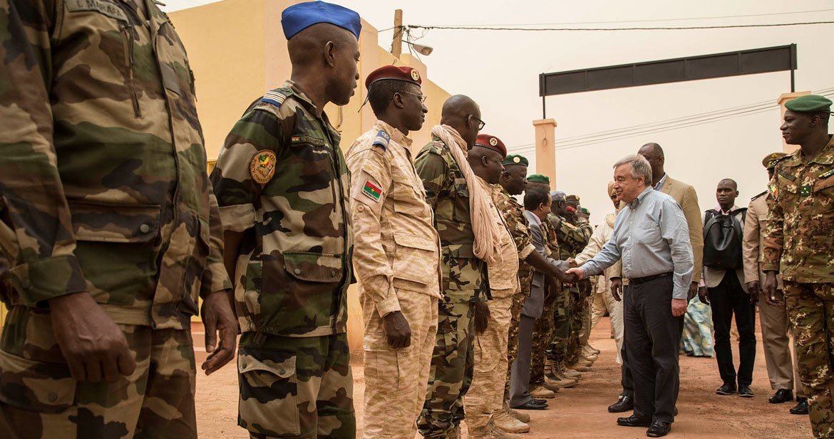 António Guterres, lors de sa visite au quartier général de la Force conjointe du G5 Sahel près de Mopti, au Mali, le 30 mai 2018. Le Secrétaire général a condamné l'attaque perpétrée vendredi contre le quartier général de la Force.