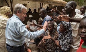 Le Secrétaire général de l'ONU António Guterres est salué par des Maliens après sa visite à la Grande Mosquée de Mopti au Mali.