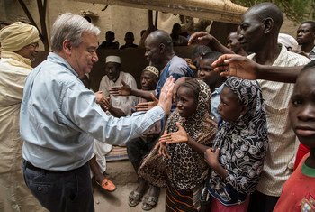 Le Secrétaire général de l'ONU António Guterres est salué par des Maliens après sa visite à la Grande Mosquée de Mopti au Mali, fin mai 2018.