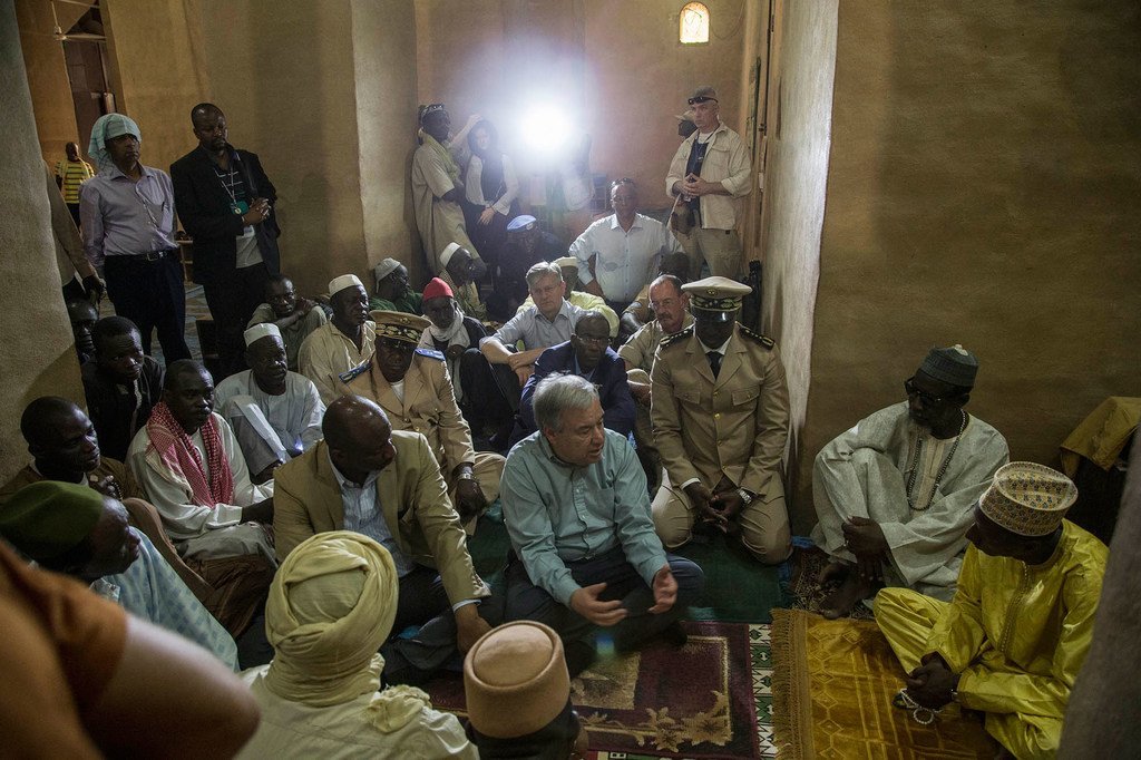 António Guterres akizungumza na waumini wa dini ya kiislamu alipotembelea msikiti Mopti nchini Mali.
