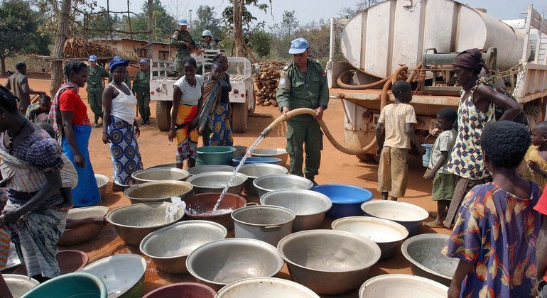 Members of the Moroccan battalion of UNOCI distribute water to villagers during a joint patrol with the members of the Licorne Forces – a French military operation in support of UNOCI – in January 2007 in Bouake.