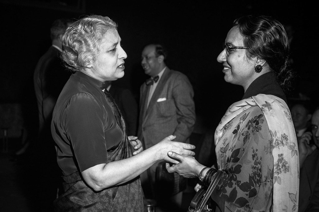 भारत की तत्कालीन राजदूत विजय लक्ष्मी पंडित (बाएँ) 1953 में, सुरक्षा परिषद में कश्मीर मुद्दे पर एक बैठक शुरू होने से पहले, पाकिस्तानी राजदूत बेगम इकरामुल्लाह (दाएँ) के साथ बातचीत करते हुए.