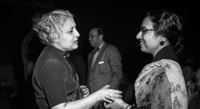 Begum Ikramullah, representante de Pakistán en la Asamblea General, y Vijaya Lakshmi Pandit, diplomática india, tienen conversan antes de que comience el Consejo de Seguridad.