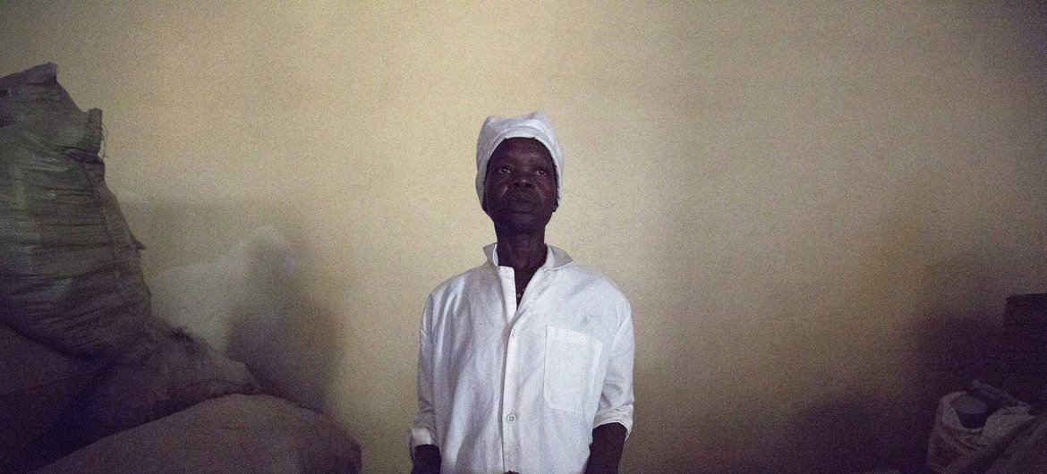 Alice Mamur, 38 ans, de Wulu, dans le centre du Soudan du Sud, a appris l'apiculture et aide ainsi à subvenir aux besoins de sa famille. (archives)