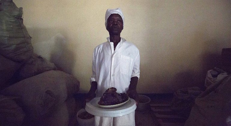 Thirty-eight-year-old Alice Mamur from Wulu in central South Sudan learnt beekeeping from her father. “I am proud to be a woman working with my own hands to make a living to help my family.” 