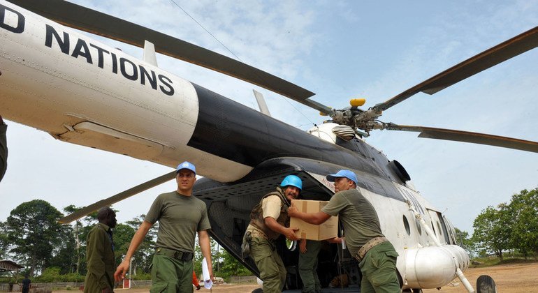 Los cascos azules de la Operación en Côte d’Ivoire proporciona recursos a quienes se han desplazado a causa de la violencia en la localidad de Duékoué, en marzo de 2011. La zona cayó en la crisis a causa del conflicto entre las fuerzas militares leales al