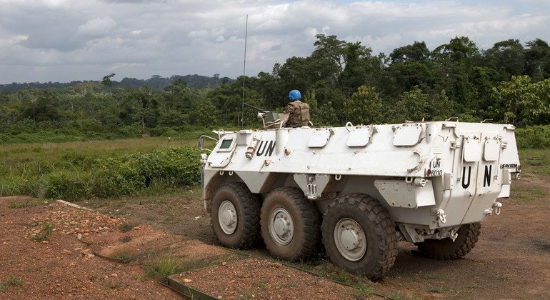 Un casco azul marroquí que sirve en la misión de Côte d’Ivoire hace guardia en Taï durante una visita a la zona por parte del jefe de la misión, en julio de 2012.