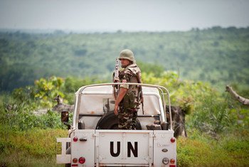 联合国中非稳定团车队正在首都班吉东北部的班巴里进行巡逻。