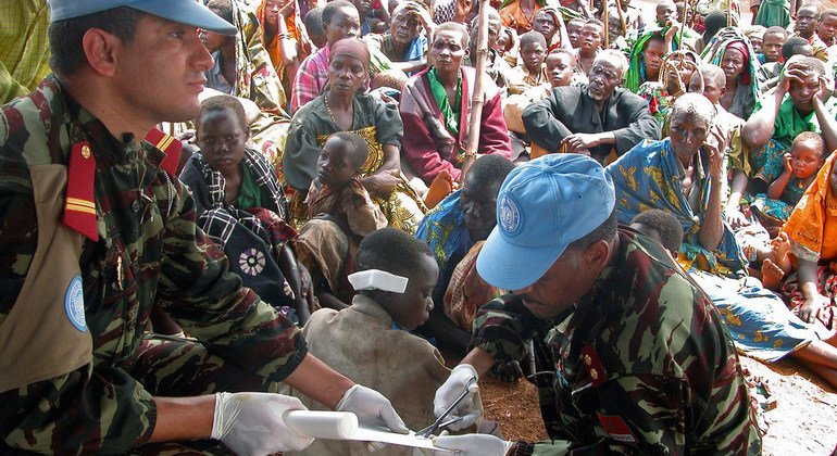 Doctors from the Moroccan contingent of MONUSCO are seen here in February 2005 treating refugees who fled their homes following fighting in Che, in Ituri province.