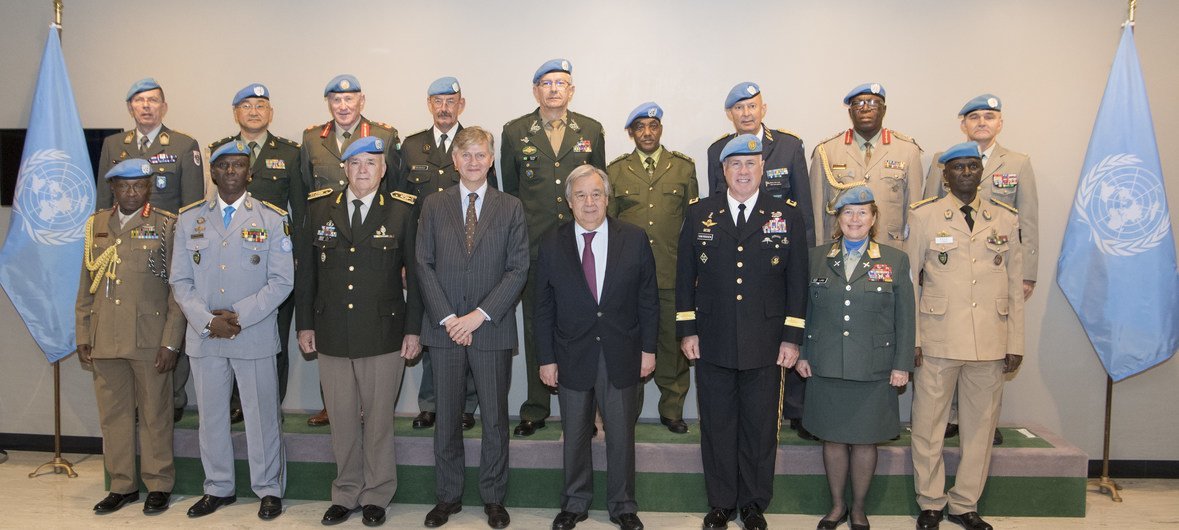 الأمين العام للأمم المتحدة مع المشاركين في المؤتمر السادس عشر للقيادات العسكرية في عمليات حفظ السلام.