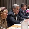  Le Secrétaire général António Guterres (au centre) s'adresse à l'Assemblée générale sur le projet de résolution sur le repositionnement du système de développement des Nations Unies
