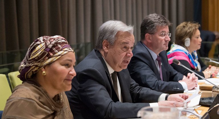 El Secretario General António Guterres junto a su vicesecretaria y el presidente de la Asamblea General durante la aprobación de la reforma al sistema de desarrollo de la ONU.