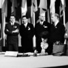 Bertha Lutz firma la Carta de las Naciones Unidas el 26 de junio de 1945.