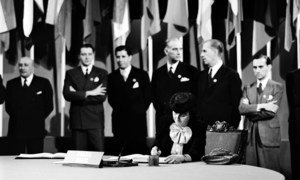A Dra. Bertha Lutz assina a Carta da ONU em uma cerimônia realizada no Veterans' War Memorial Building em 26 de junho de 1945.