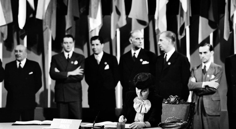 Bertha Lutz firma la Carta de las Naciones Unidas el 26 de junio de 1945.
