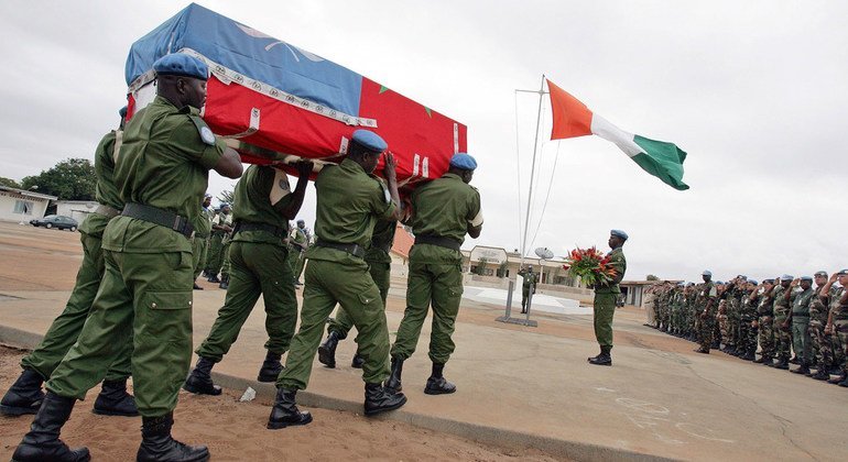 Se celebra un funeral en Abidjan, en septiembre de 2005, en homenaje al capataz Aziz Radi, un casco azul marroquí de la Operación de las Naciones Unidas en Côte d’Ivoire, que murió por las heridas infligidas durante un ataque en la ciudad de Bouake.  