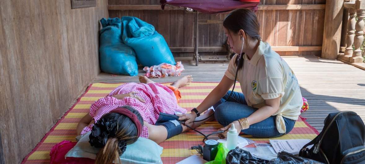 在柬埔寨农村的一家地方医疗中心，一名中级助产士正在为一名孕妇进行产前检查。助产士在社区当中扮演着重要的角色，帮助母亲做出有益健康的正确选择。