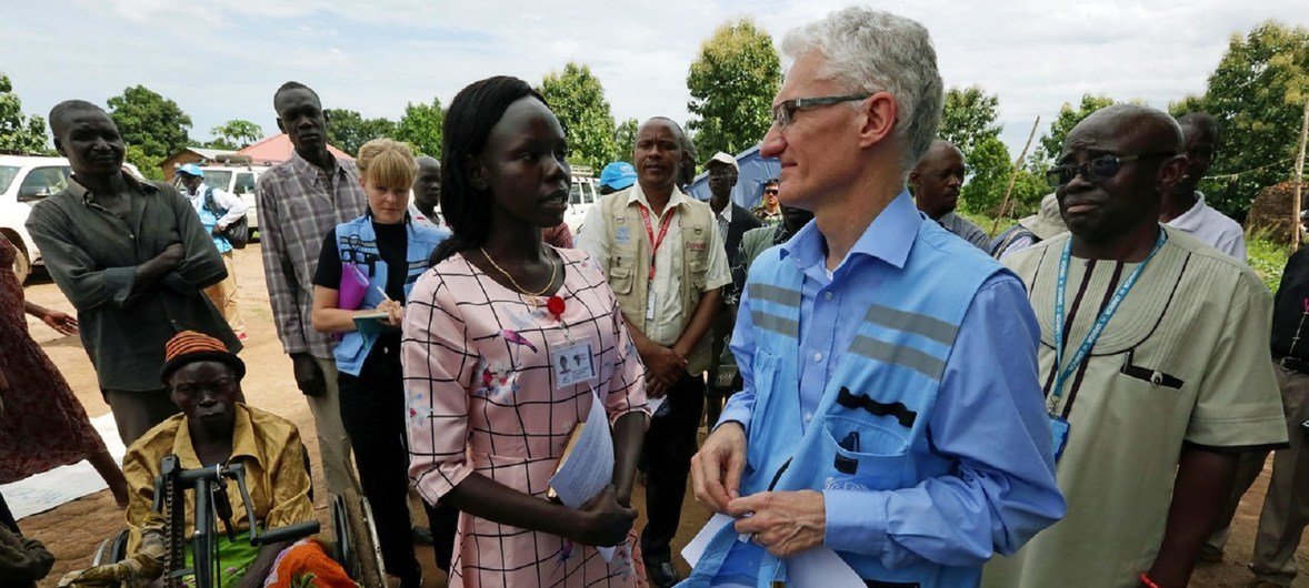 Mark Lowcock, USG for Humanitarian Affairs and Emergency Relief Coordinator, discusses the health and nutrition situation among people displaced by conflict in South Sudan, with Dr. Joice Dominic in Gezira, near Yei Town.
