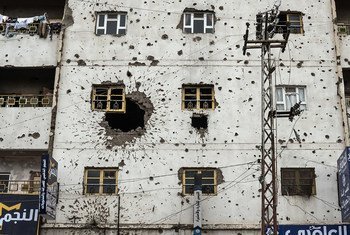 Здание, повреждённое во время конфликта в Йемене  