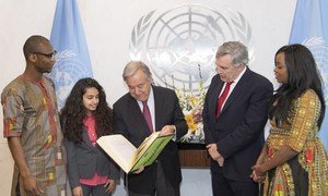 Le Secrétaire général, António Guterres, (au centre) assiste au lancement du Fonds international de financement pour l'éducation avec Gordon Brown (second à partir de la gauche).
