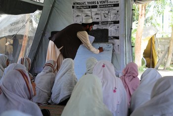 Wasichana husoma katika shule ya mahema nje kidogo ya mji wa Jalalabad, mashariki mwa Afghanistan