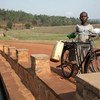 Criança com sua bicicleta no Ruanda