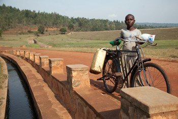 Criança com sua bicicleta em Ruanda.