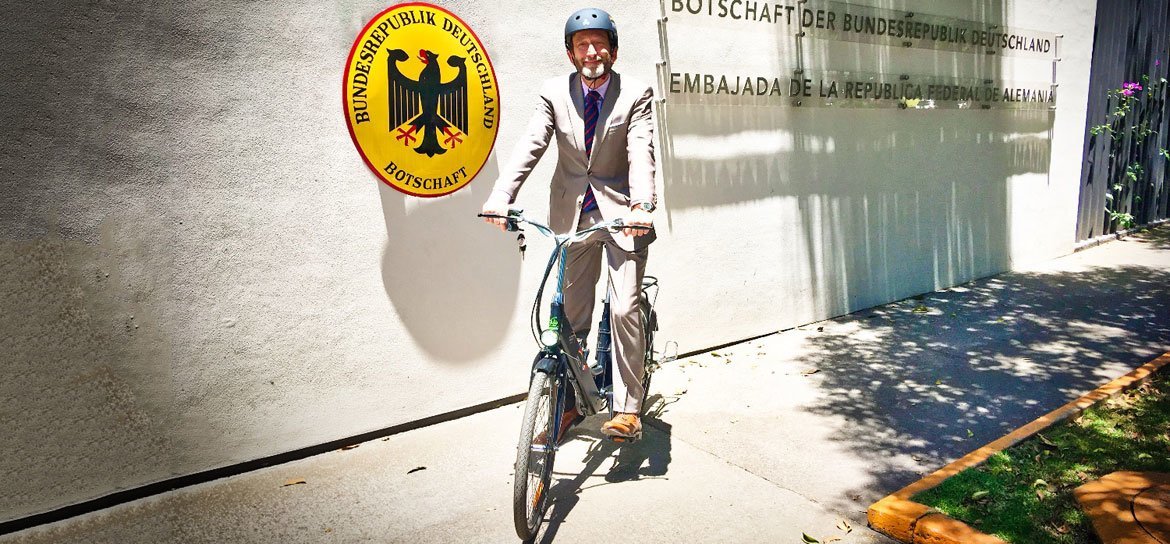 O embaixador da Alemanha no México, Viktor Elbling, pedala todos os dias até o trabalho. 
