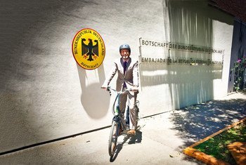 O embaixador da Alemanha no México, Viktor Elbling, pedala todos os dias até o trabalho. 