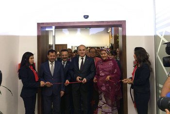 La Vice-Secrétaire générale des Nations Unies, Amina Mohammed (à droite) et Faruk Özlü (au centre), Ministre turc de la science, de l'industrie et la technolgie, inaugurent la Banque des technologies.